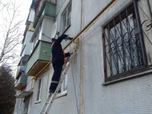Покраска газовых труб на фасаде дома