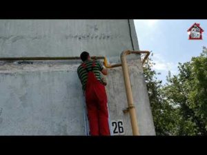 Покраска газовых труб на фасаде дома